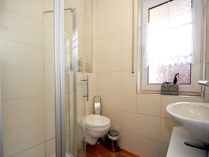 Bathroom, Ferienwohnung mit Sonnenterrasse in Dornumersiel, Aurich