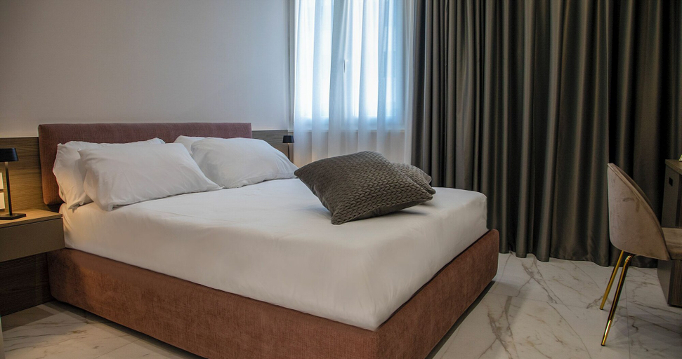 Room 5, Maison D'élite, Napoli