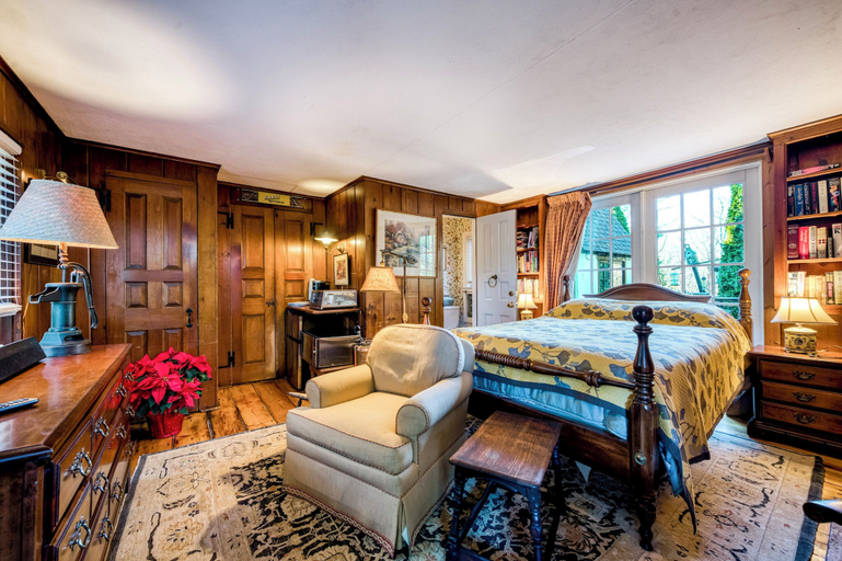 Room 2, Highland Ave, Fairfield