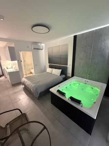 Bathroom 3, חוויה בכיכר