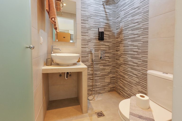 Bathroom 4, Ballas Apartments, Ionian Islands