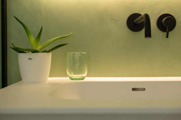 Bathroom 2, Georges & Madeleine Apartments, Oost-Vlaanderen