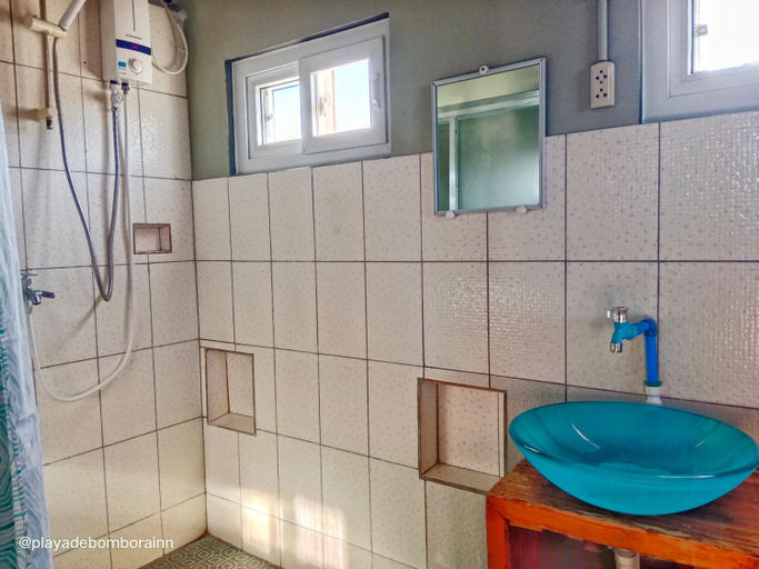 Bathroom 3, Playa de Bombora Inn, Cabugao
