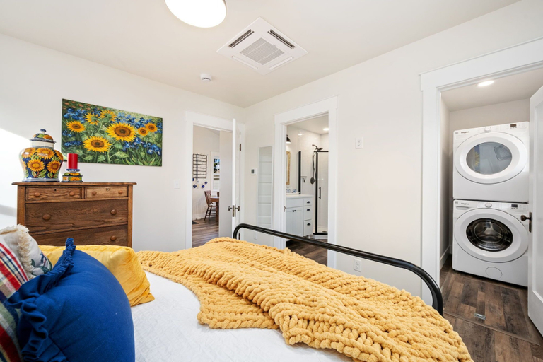 Room 3, City Park Bungalow Pet Friendly w/ Dog Run, Larimer