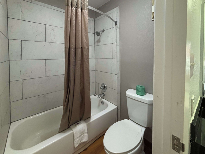 Bathroom 4, Studio 6 Abilene, TX – East, Taylor