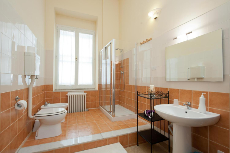 Bathroom 3, Mirage, Lecce