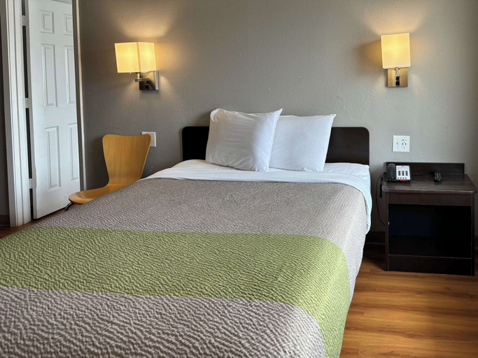 Bedroom 3, Studio 6 Abilene, TX – East, Taylor