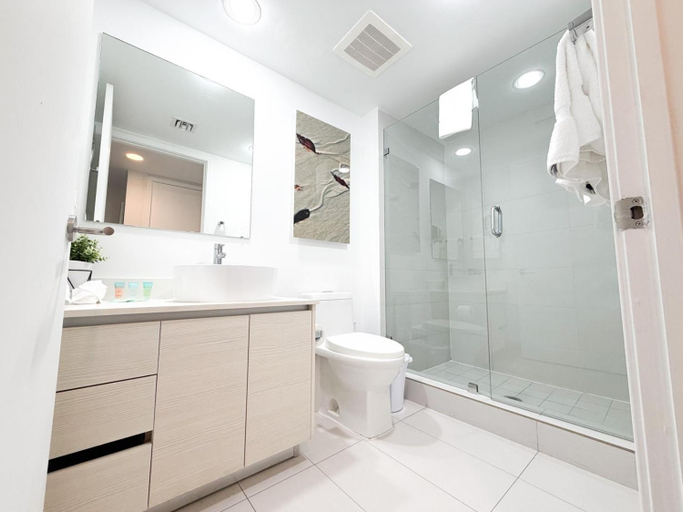 Bathroom, Water View Building With Pool - 5-Min Walk To The Beach - Cozy Studios, Broward