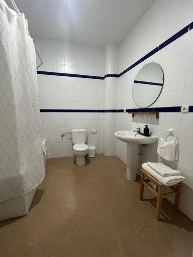 Bathroom, Hostal 2 estrellas -Restaurante Las Tres Encinas EN EL CENTRO DEL PUEBLO, Badajoz