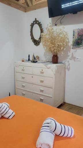 Bedroom 2, Xhumba Guesthouse, Gjirokastrës