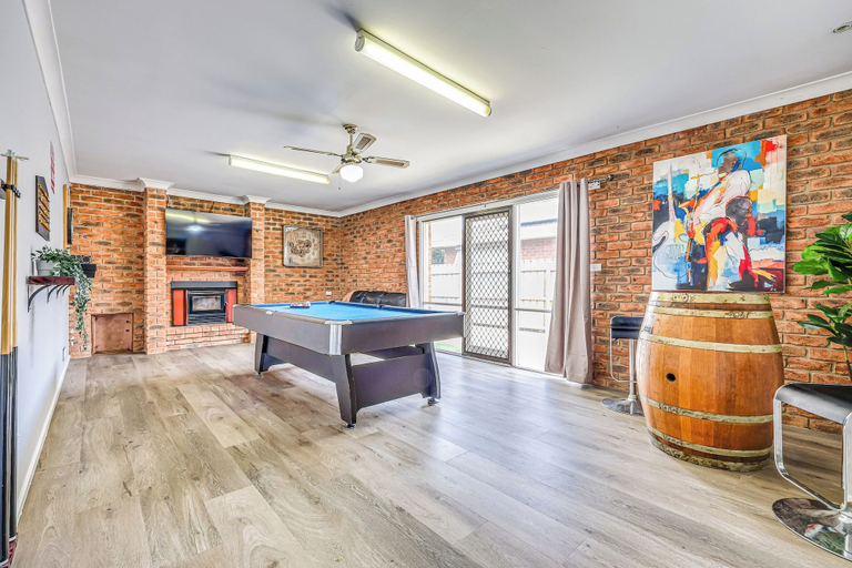 Game room 4, StayAU Pet-Friendly 7BR Spacious Retreat, Latrobe - Morwell