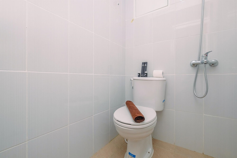 Bathroom, Nice And Cozy Studio At La Hub City Apartment, South Jakarta