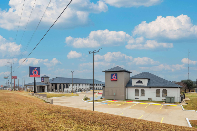 Exterior & Views 1, Studio 6 Suites Brenham, TX, Washington