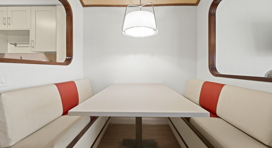 Dining 4, Mariners Boathouse by Coolvacay, Lee
