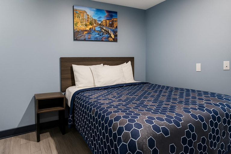 Bedroom 2, Hillsboro Inn & Suites, Highland