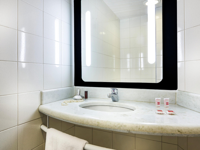 Bathroom 4, Ibis Taubate, Taubaté