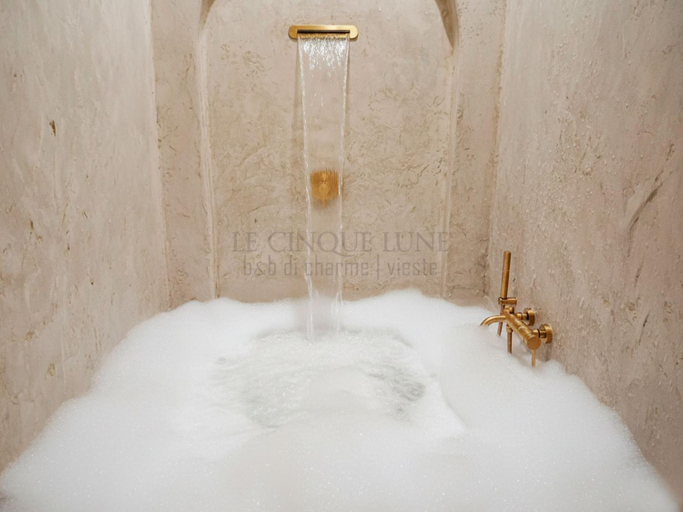 Bathroom 4, Le Cinque Lune, Foggia