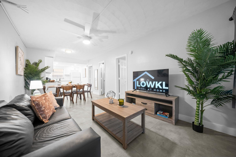 Shared lounge/TV area, Holiday Park Apartments by Lowkl, Broward