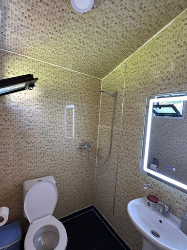 Bathroom, Tony Home, Sarandës