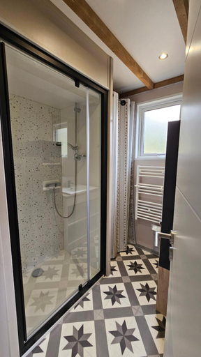 Bathroom 3, Coqslitscaux, Seine-Maritime