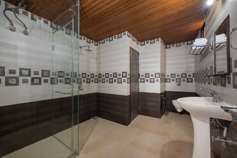 Bathroom 5, The Chalet Homestay, Solan