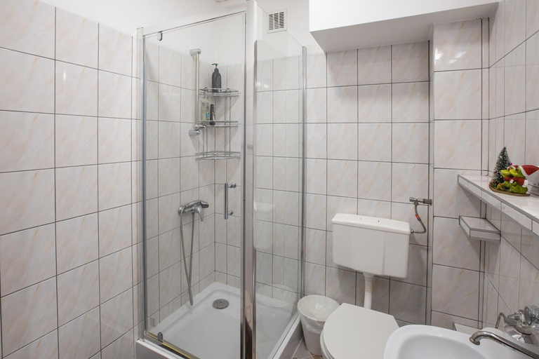 Bathroom 2, noclegi u zabki, Ełk