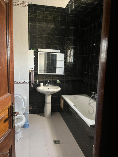 Bathroom, Dar louzir a Tazarka, Korba