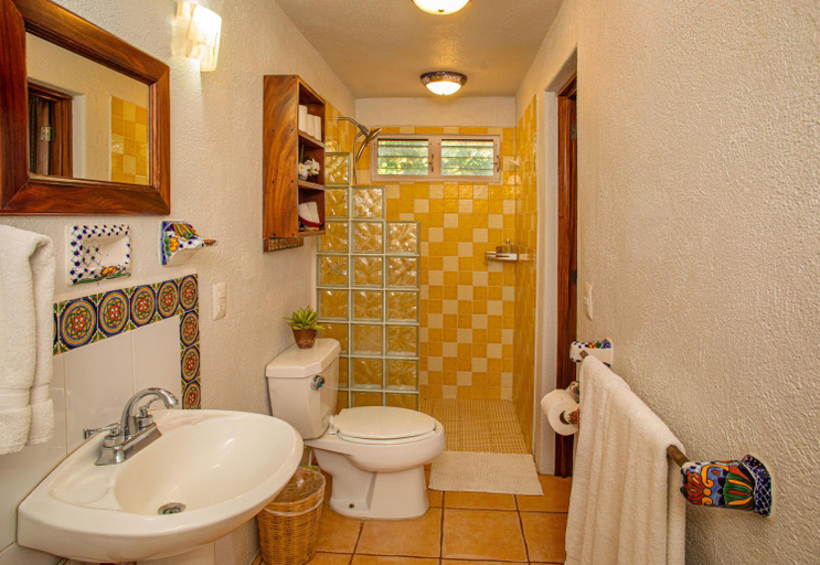 Bathroom 3, Zandoyo Bed & Breakfast, Dist. Pochutla