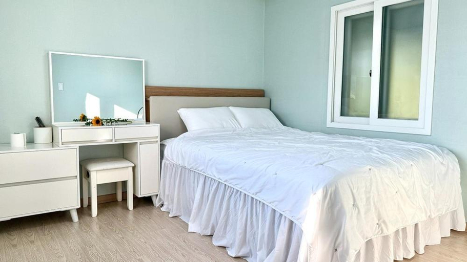 Bedroom 2, View Live Pension, Seosan