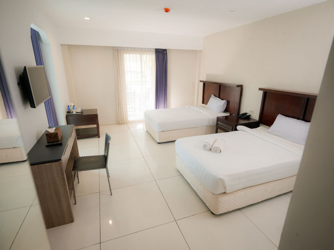 Bedroom 3, Grand Pujon View Hotel & Resort near Paralayang, Malang