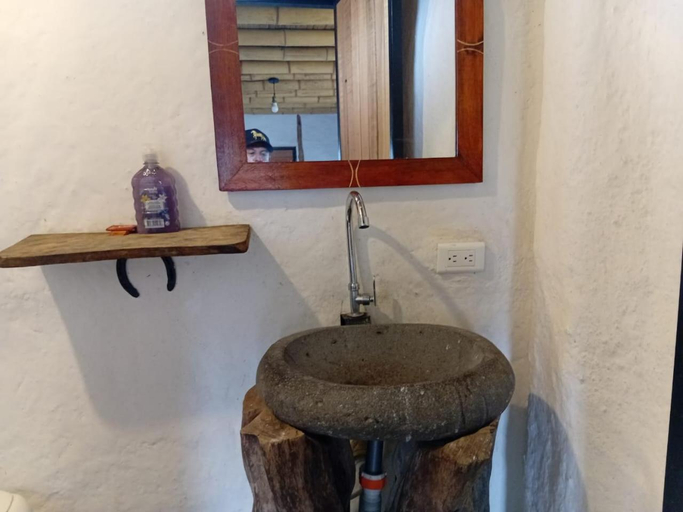 Bathroom, Hotel Rancho Maju, Isnos