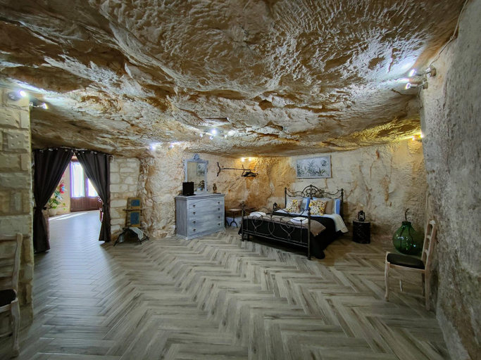 Others 4, Petra Barocca, Ragusa