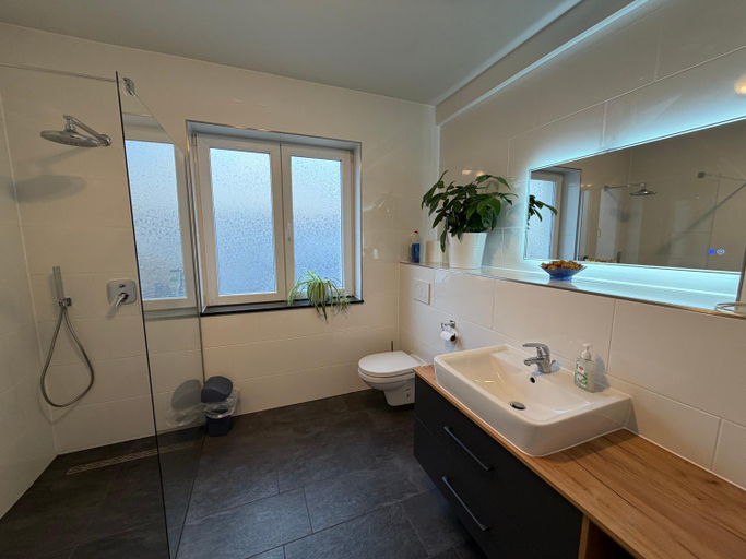 Bathroom 2, Gastezimmer Limburg City, Limburg-Weilburg