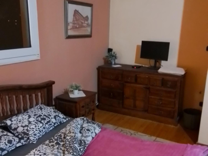 Bedroom, Rooms renovated climate 200 meter from metro Pallini 20 min with train and bus 24 hours please don't, Attica