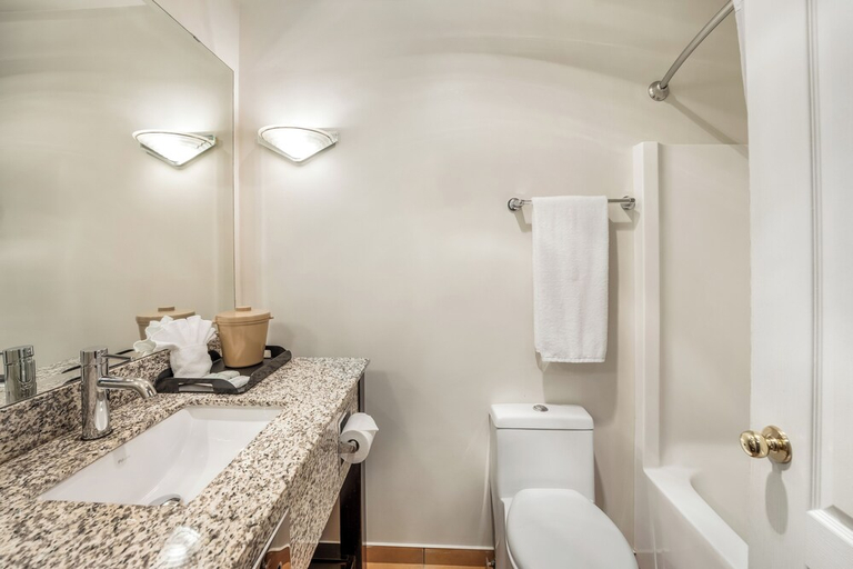 Bathroom 3, Glen Lyon Inn & Suites, Mount Waddington