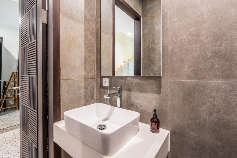 Bathroom 5, Ocean Breeze Berawa Villa, Badung