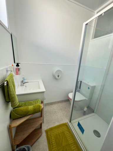Bathroom 2, Bluewater Lodge, Hastings