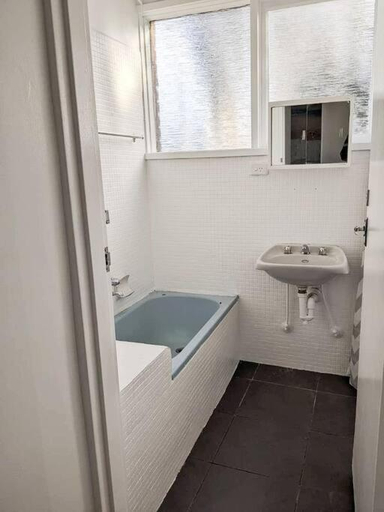 Bathroom 2, PROMO 2-Bedroom Villa Next to Train Station, FREE PARKING, Melbourne