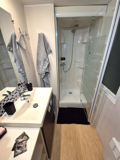 Bathroom 4, HappyMobilhome Argeles-sur-mer -plage a 500m- Camping 4 etoiles Del Mar, Pyrénées-Orientales