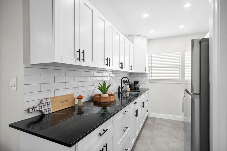 Kitchen, Holiday Park Apartments by Lowkl, Broward