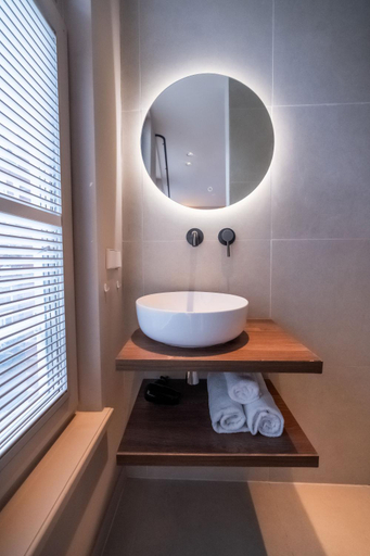 Bathroom 3, Renovated Parkside Gem - 2 person studio in the Pijp, Amsterdam
