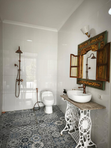 Bathroom 4, Villa Joglo Omah Kempalan, private pool, 6 BR in Sentul, Bogor