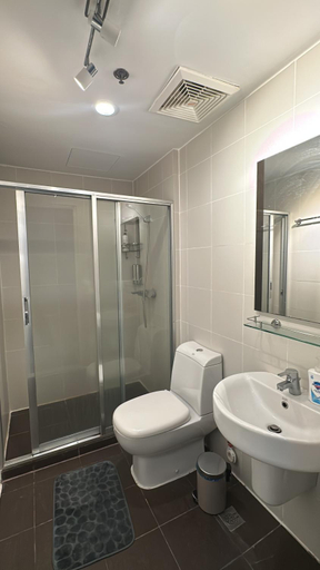 Bathroom, KL Rooms at Greenbelt makati with cityview, Makati City