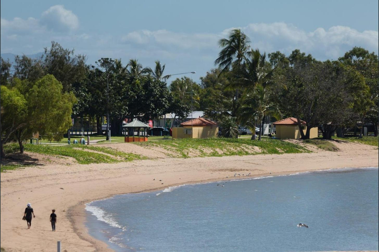 Others 4, The Esplanade-Amazing 3 bed, 2 Bath, Pool, Rowes Bay-Belgian Gardens