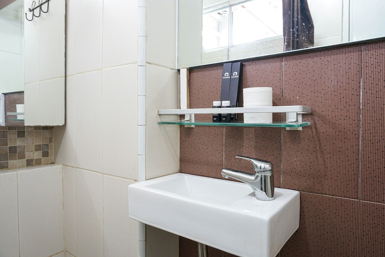 Bathroom 5, Comfortable Studio @ Green Bay Pluit Apartment, North Jakarta
