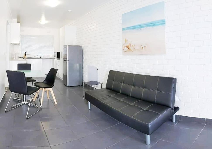 Kitchen 3, PROMO 2-Bedroom Villa Next to Train Station, FREE PARKING, Melbourne