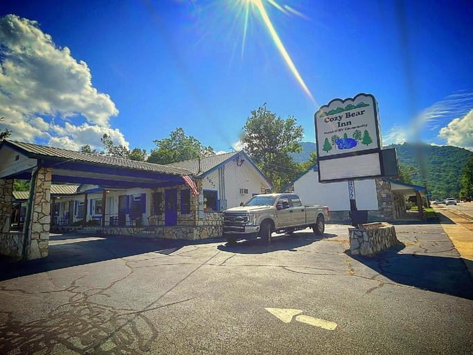 Exterior & Views, Cozy Bear Inn, Haywood