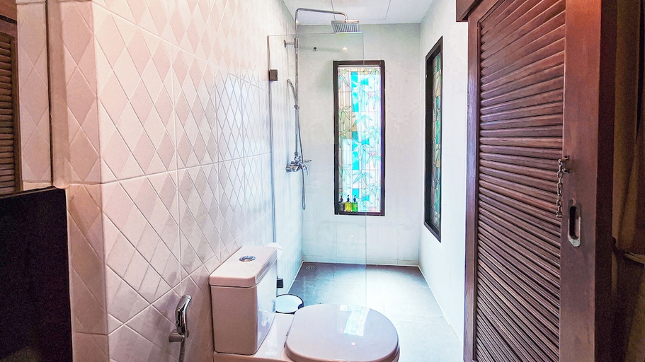 Bathroom 4, Quality Beach Resorts and Spa Patong, Pulau Phuket