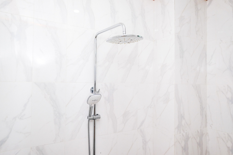 Bathroom 4, Sans Hotel Kumbang Yogyakarta by RedDoorz, Yogyakarta