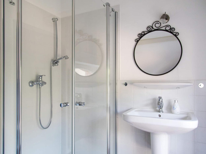 Bathroom 3, Old Bakery - Former Stable, Aurich